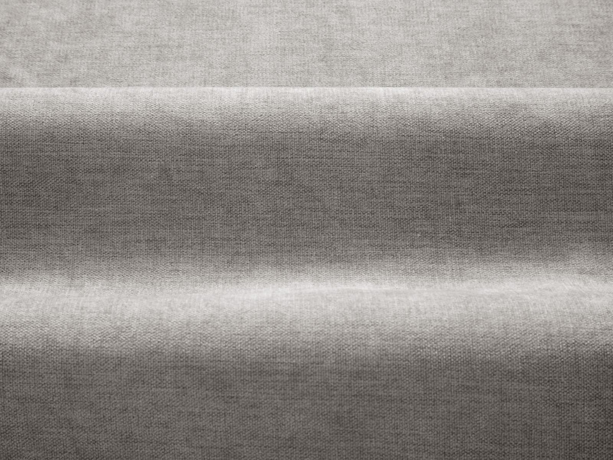 Nimes 1-Sitzer Sessel von Cosmopolitan Design in Ivory-Wind, Polsterstoff Wind mit Flor, Kiefernholzgestell und silberfarbenen Metallbeinen.