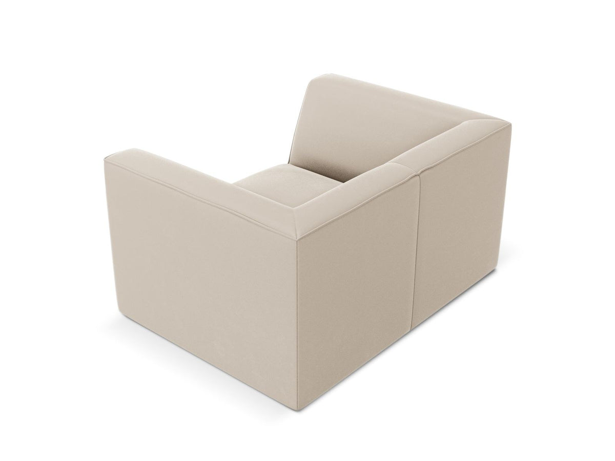Beiger Samt-Sessel Siena von Cosmopolitan Design mit Massivholzrahmen, gepolsterter Sitzfläche und schwarzen Kunststoffbeinen.