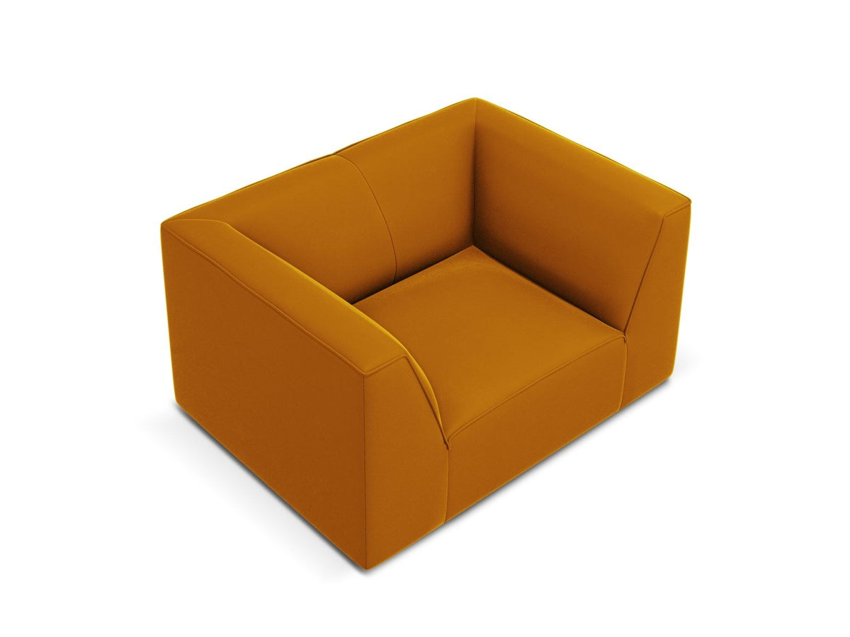 Beiger Samt-Sessel Siena von Cosmopolitan Design mit Massivholzrahmen, gepolsterter Sitzfläche und schwarzen Kunststoffbeinen.
