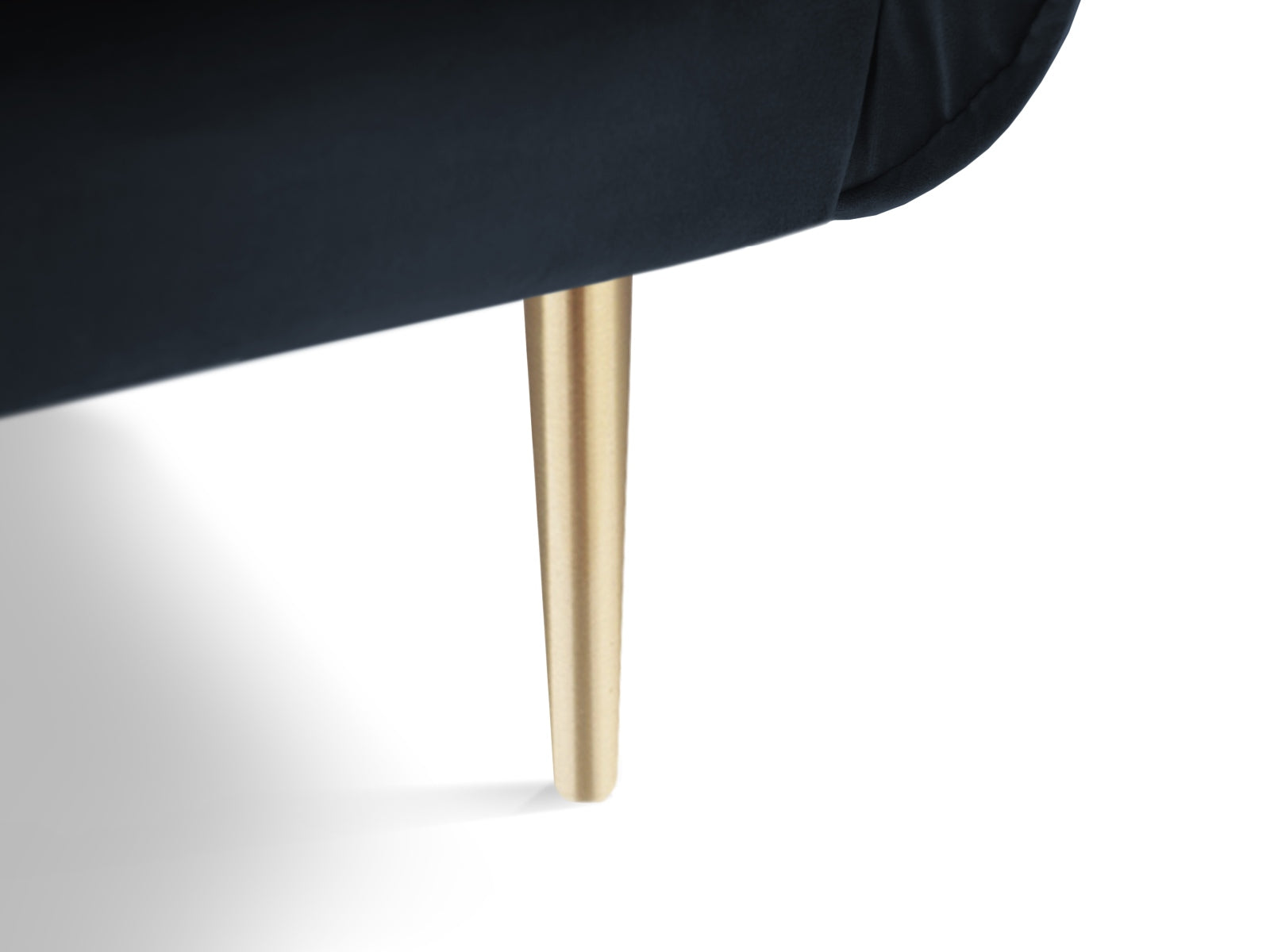 Eleganter Vienna Velour Sessel in edlem Blau, ideal für stilvolle Wohnräume und gemütliche Rückzugsorte.