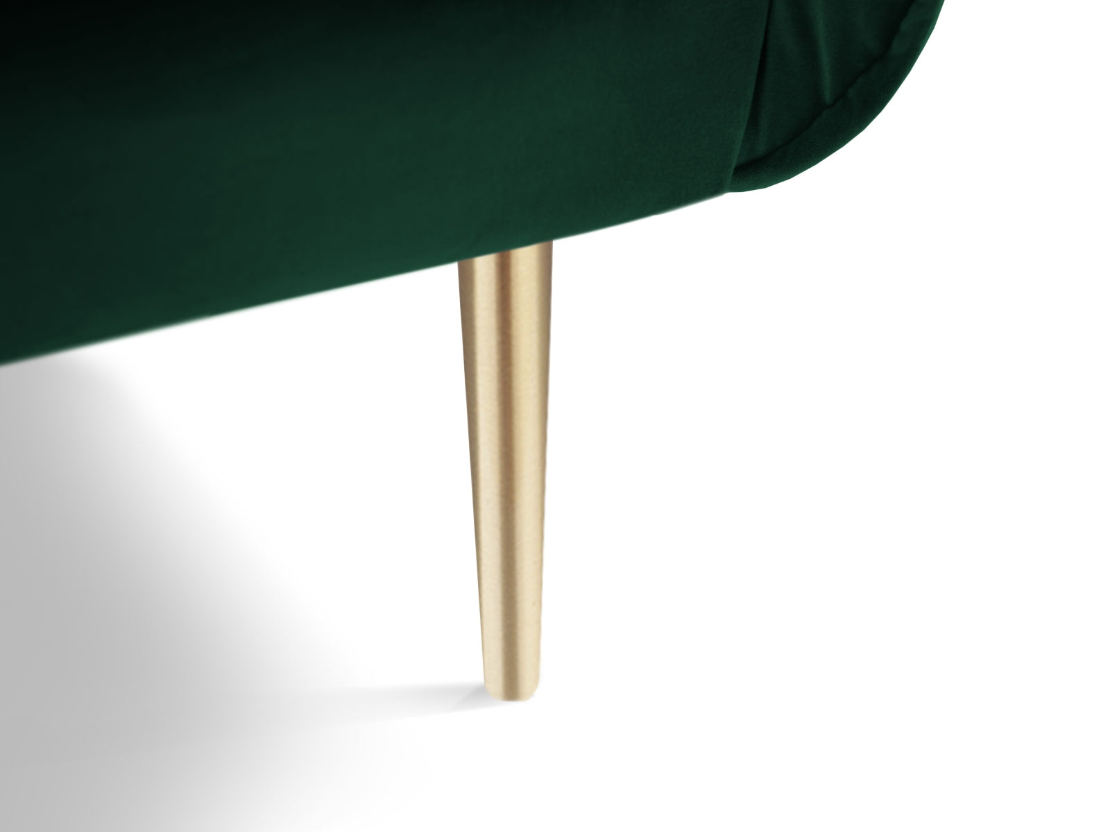 Eleganter Veloursessel in tiefem Flaschengrün, ideal für stilvolle Wohnräume und gemütliche Leseecken, verziert mit goldenen Akzenten.