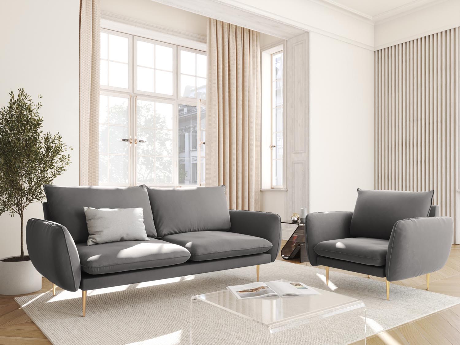 Eleganter Vienna Velour Sessel in sanftem Hellgrau mit goldenen Akzenten, ideal für stilvolle Wohnräume und gemütliche Leseecken.