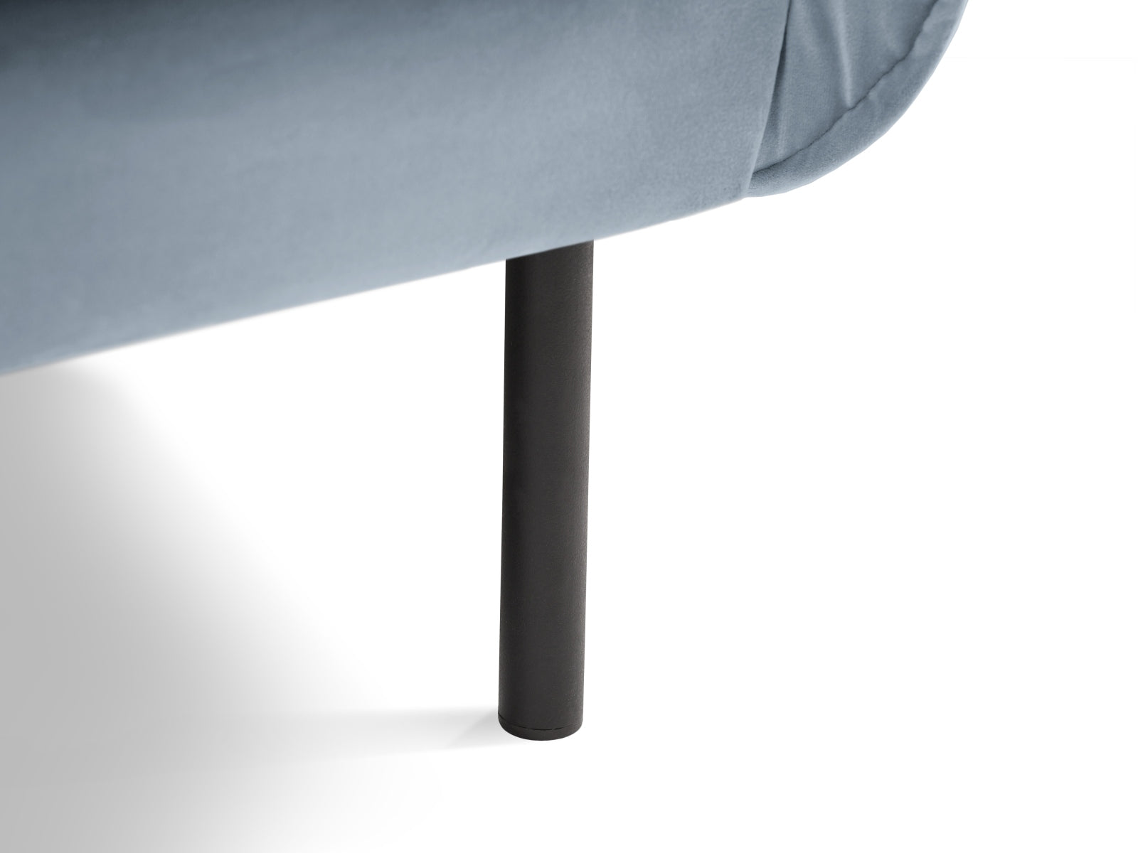 Eleganter Vienna Velour Sessel in sanftem Hellblau, ideal für stilvolle Wohnräume und entspannende Momente.