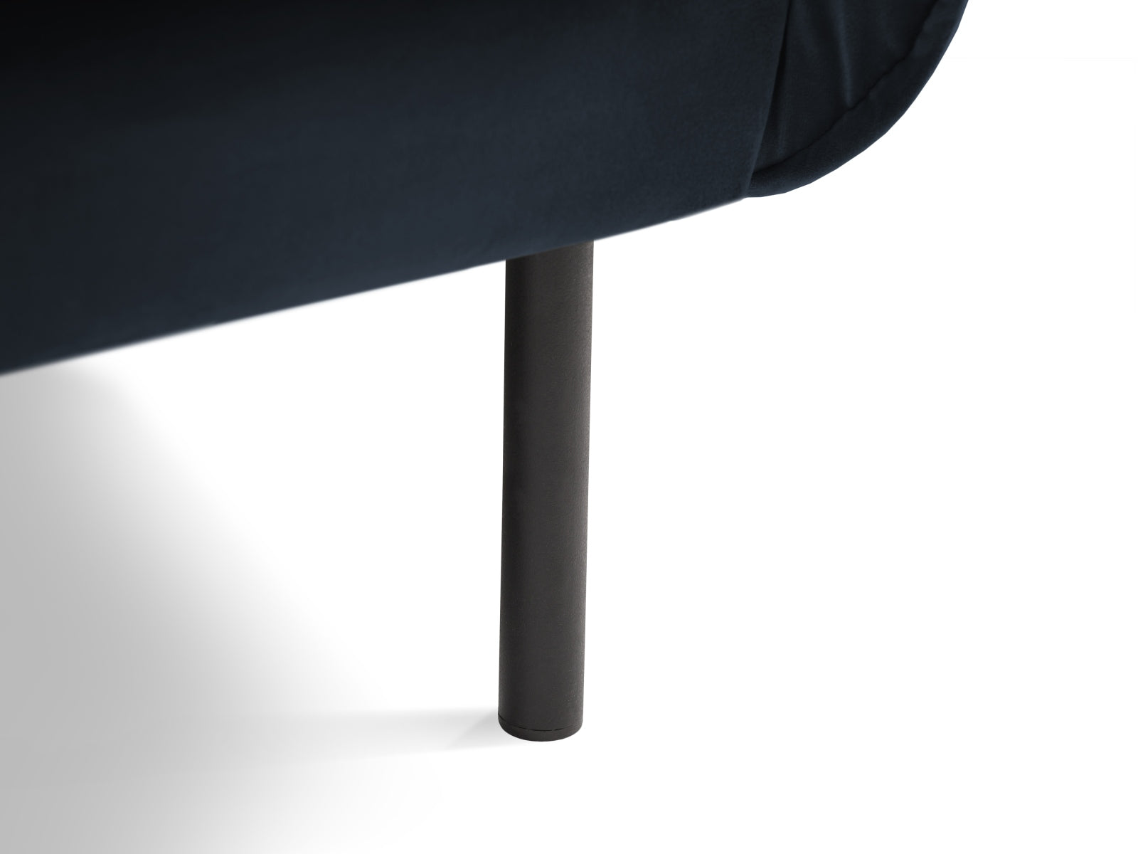 Eleganter 1-Sitzer Sessel im luxuriösen Veloursstoff, 94 cm breit, ideal für stilvolle Einrichtungsideen von Cosmopolitan Design.