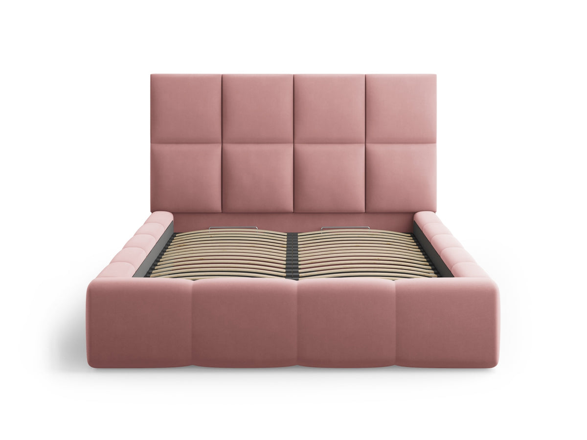 Samt-Bett Livigno von Cosmopolitan Design in Light Beige mit gepolstertem Kopfteil, Metallrahmen und Stauraumkasten 200 x 200 cm.