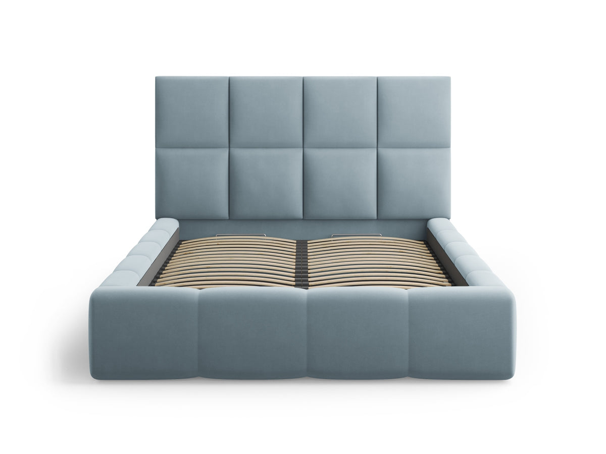 Samt-Bett Livigno von Cosmopolitan Design in Light Beige mit gepolstertem Kopfteil, Metallrahmen und Stauraumkasten 200 x 200 cm.