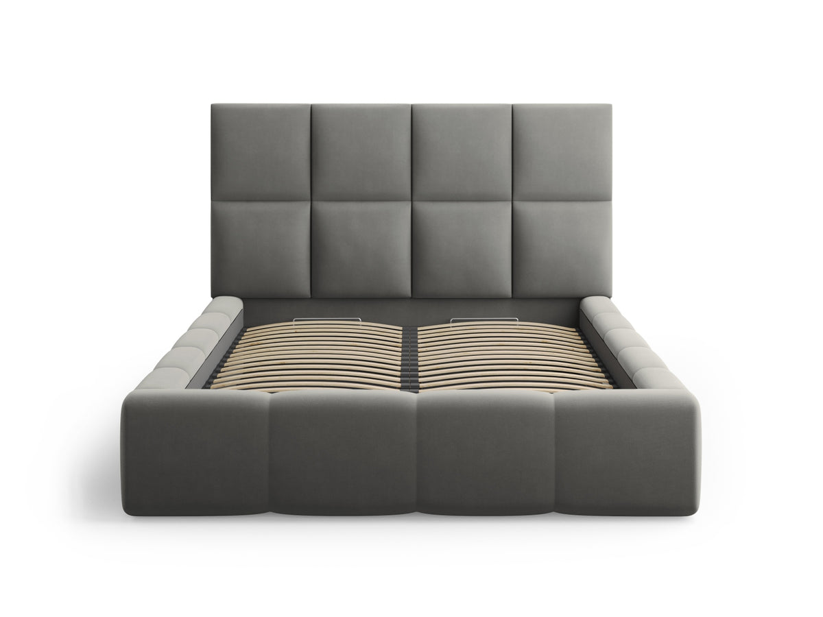 Samt-Bett Livigno von Cosmopolitan Design in Light Beige mit gepolstertem Kopfteil, Metallrahmen und Stauraumkasten 200 x 200 cm.