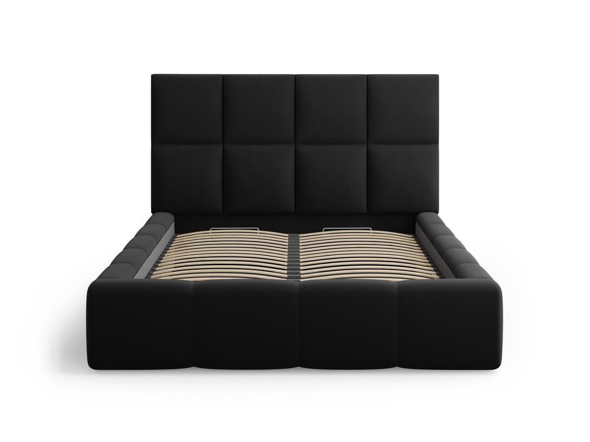 Samt-Bett Livigno von Cosmopolitan Design in Light Beige mit gepolstertem Kopfteil, Metallrahmen und Stauraumkasten 200 x 200 cm.