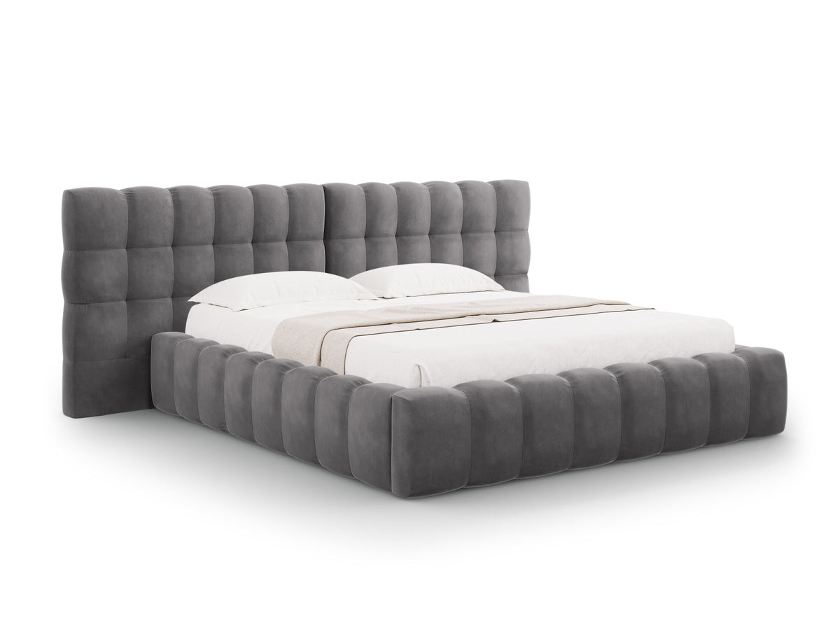Bali Samt-Bettgestell in Light Beige-Bluvel mit doppeltem gestepptem Kopfteil, Metallrahmen und Stauraum-Bettkasten, Beine aus schwarzem Kunststoff.