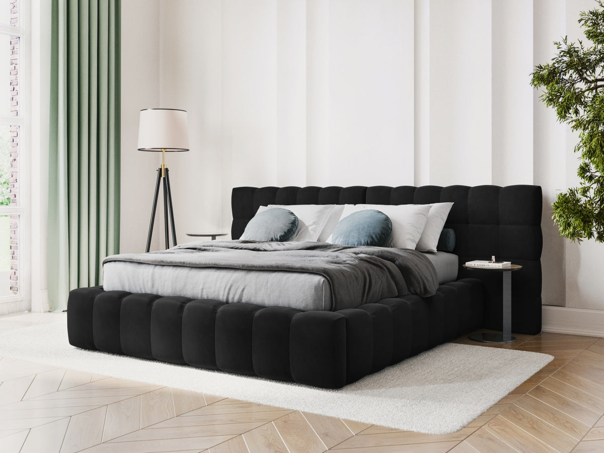 Bali Samt-Bettgestell in Light Beige-Bluvel mit doppeltem gestepptem Kopfteil, Metallrahmen und Stauraum-Bettkasten, Beine aus schwarzem Kunststoff.