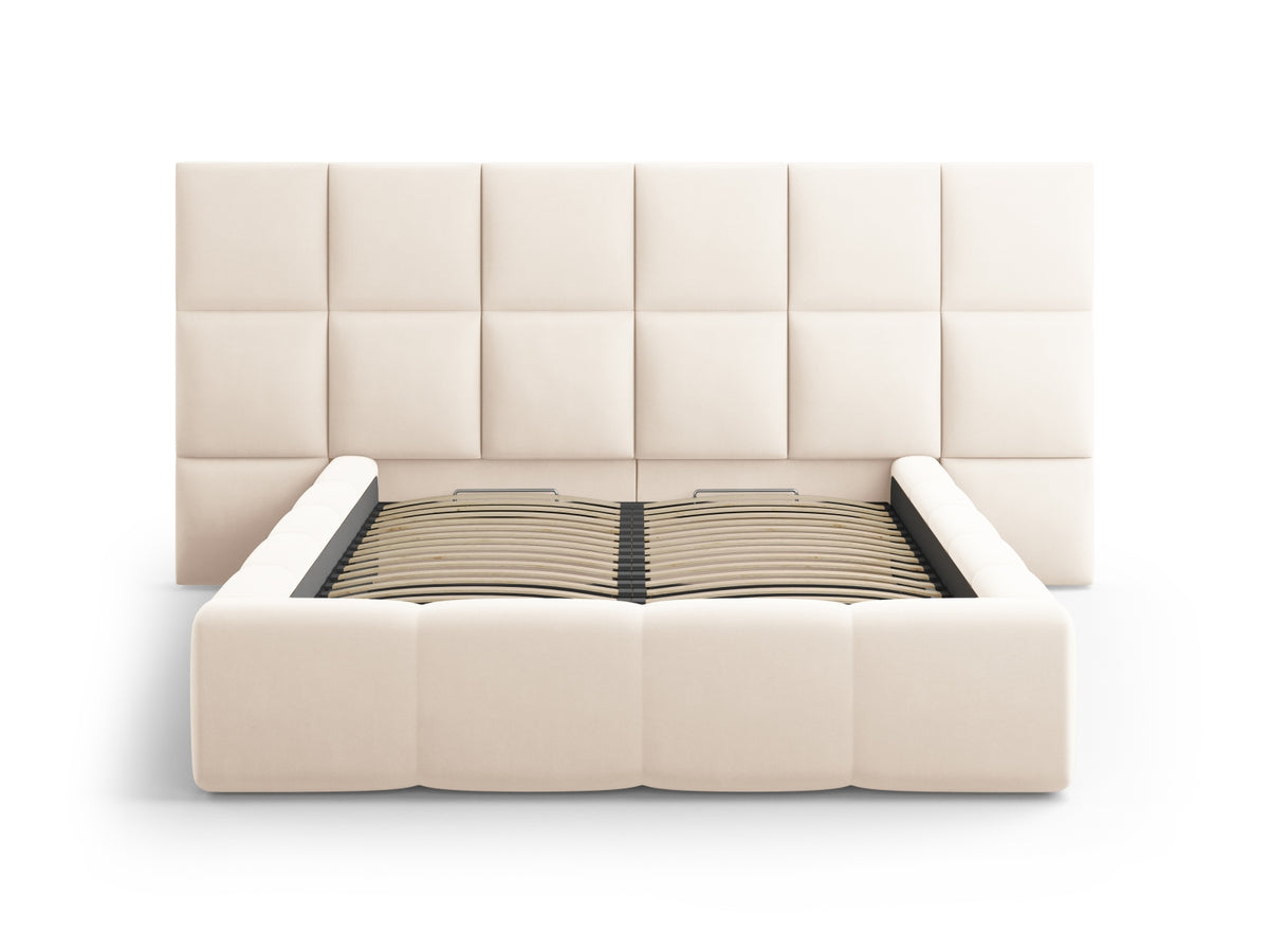 Samt-Bett Livigno von Cosmopolitan Design in Light Beige, Doppel-Kopfteil mit Ziernähten, Metallrahmen, Stauraum-Bettkasten, Beine aus Polypropylen.