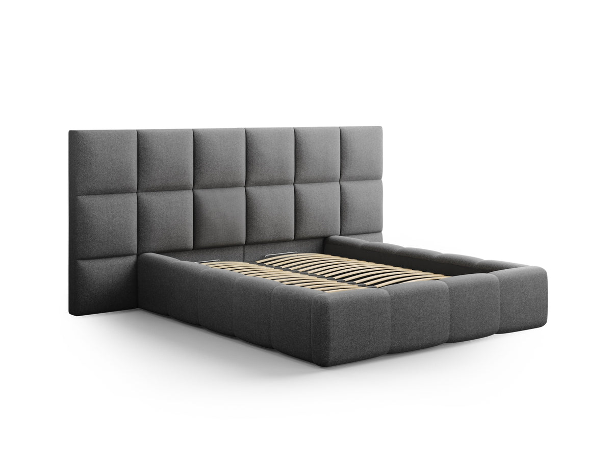Livigno Bett 140x200 cm in Cold Light Grey mit gepolstertem Doppel-Kopfteil, Metallrahmen und Stauraumkasten mit Gasdruckfeder-Öffnung.