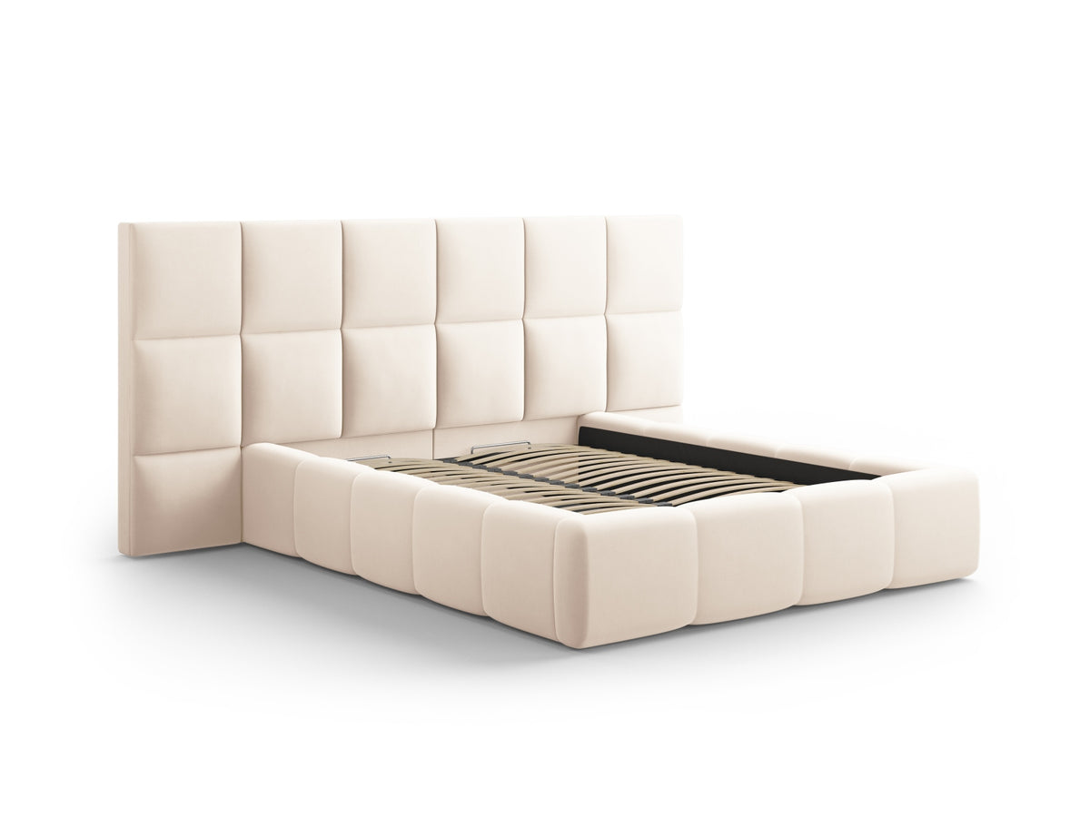 Samt-Bett Livigno von Cosmopolitan Design in Light Beige mit doppeltem Kopfteil, Metallrahmen und Stauraum-Bettkasten, Grösse 160 x 200 cm.