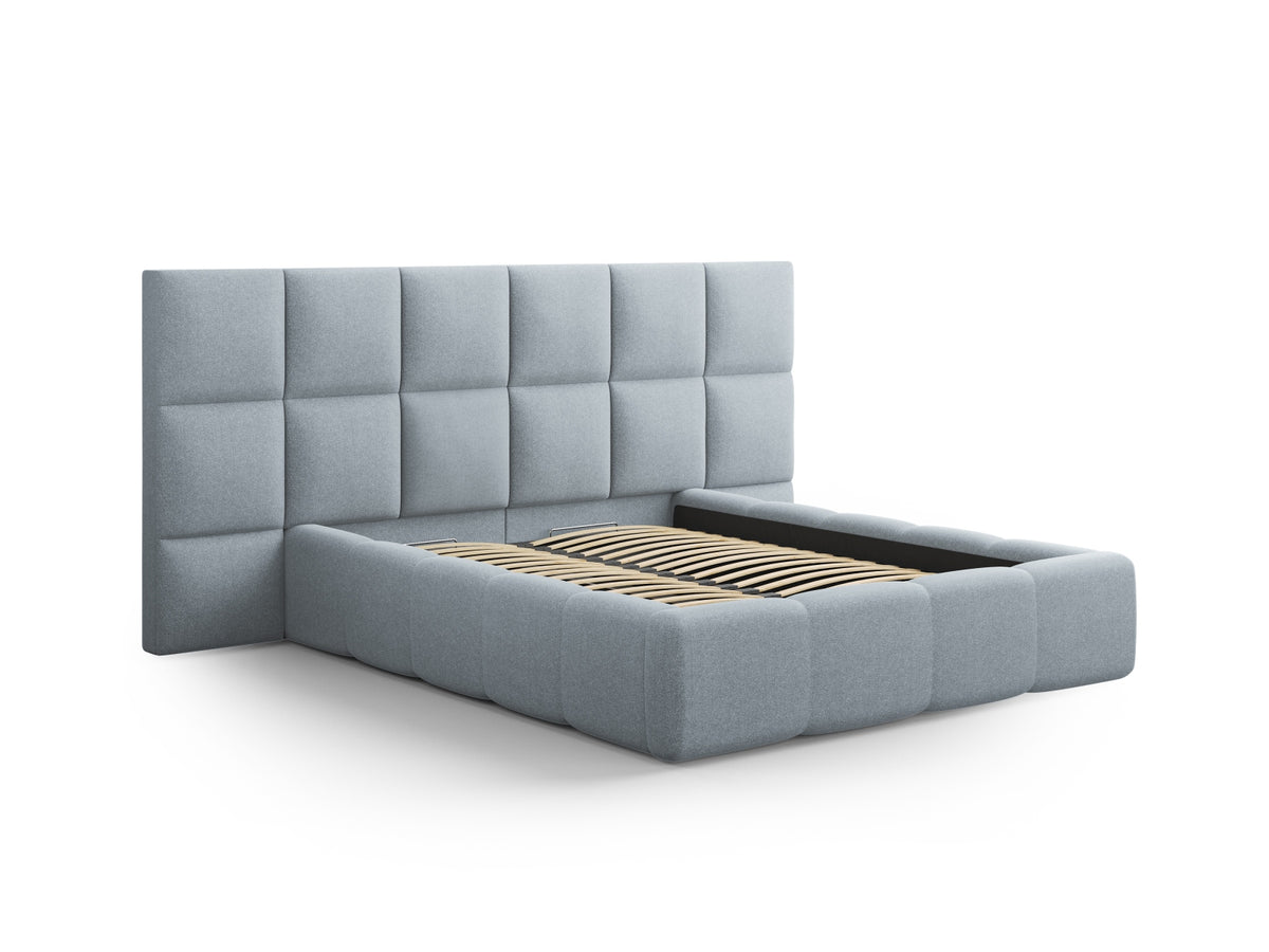 Livigno Bett 160x200 cm in Cold Light Grey mit gepolstertem Doppel-Kopfteil, Metallrahmen und ausklappbarem Stauraumkasten, Beine aus schwarzem Kunststoff.