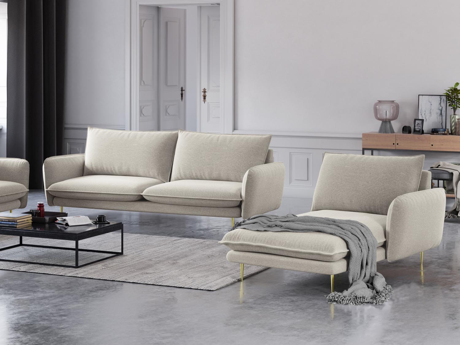 Elegantes Vienna Sofa Chaise Lounge in Light Beige mit goldenen Akzenten, ideal für stilvolle Wohnräume. Perfekt für entspannte Momente.