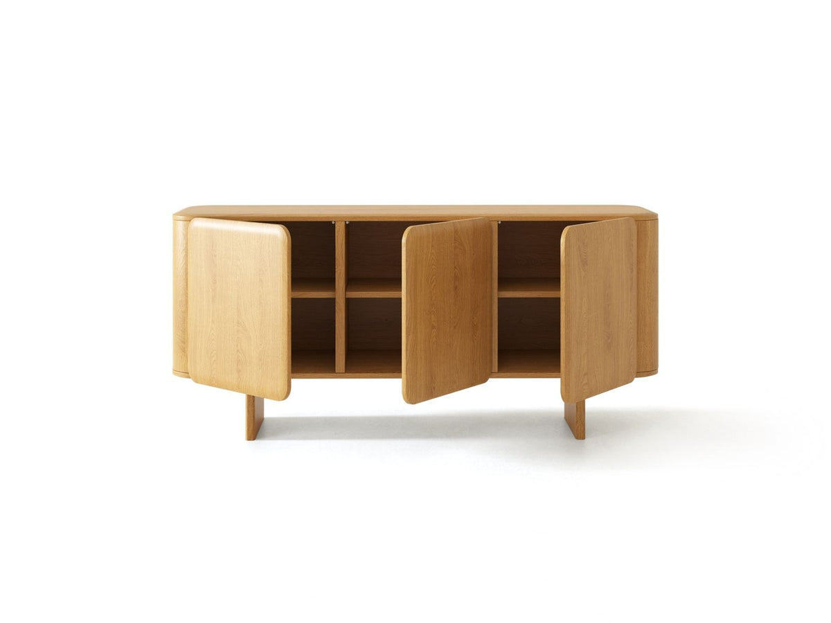 Kommode Toledo 45cm von Cosmopolitan Design in Natural Oak-Wood, mit Holzbeinen, mehreren Fachböden und zwei Türen, Masse 160x45x76cm.