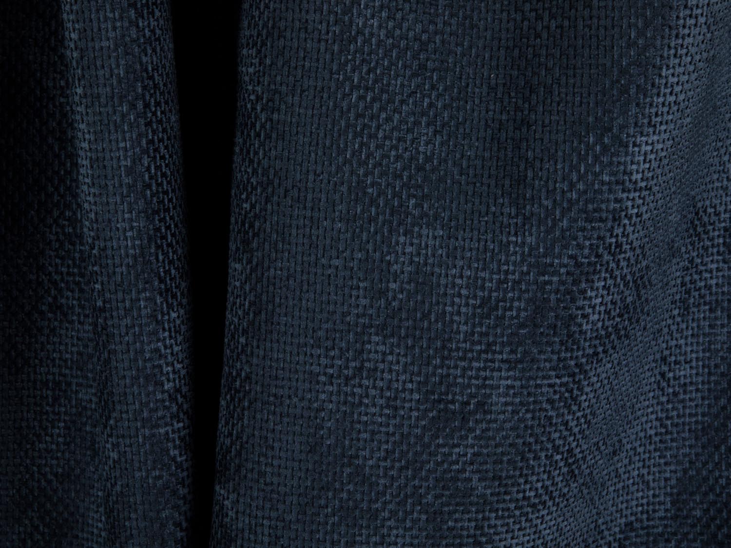 Elegantes Tonale Ecksofa in Navy Blue-Eden, 4-Sitzer mit cleverer Schlaffunktion und Stauraum für stilvolle Gemütlichkeit.