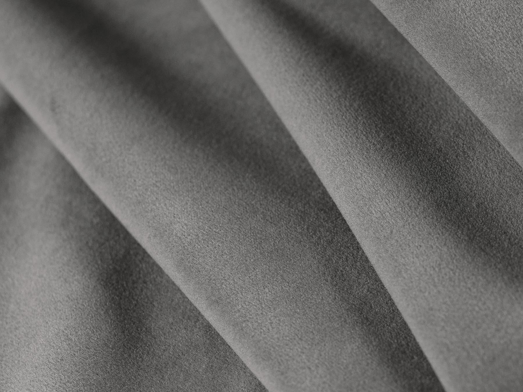 Elegantes 4-Sitzer Ecksofa links Matera in Grau, perfekt für entspannte Abende und bietet praktischen Stauraum für Kissen und Decken.