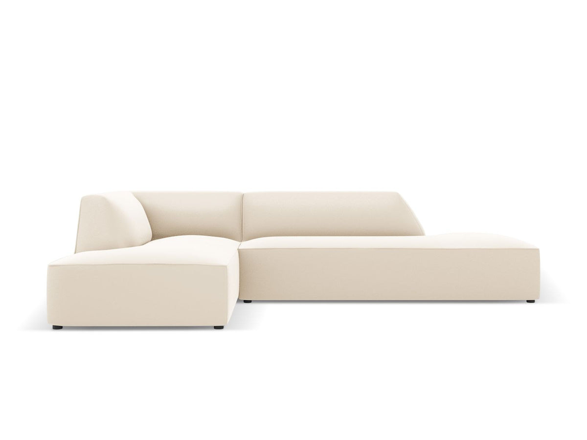 Modulares Ecksofa links Siena in Light Beige mit Kunstleder-ähnlichem Bezug, Récamiere, schwarzen Kunststoffbeinen und schlichter Rückenlehne.