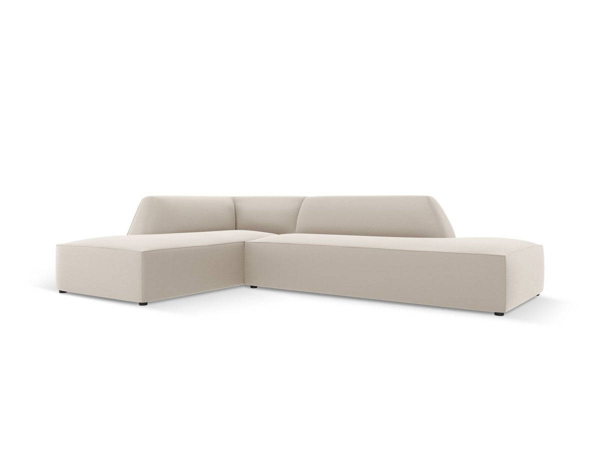 Modulares Ecksofa links Siena in Light Beige mit Kunstleder-ähnlichem Bezug, Récamiere, schwarzen Kunststoffbeinen und schlichter Rückenlehne.