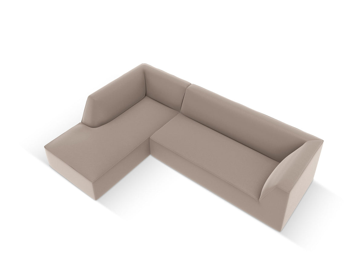 Modulares Ecksofa links Siena in Light Beige mit Kunstleder-ähnlichem Bezug, Récamiere, schwarzen Kunststoffbeinen und schlichter Rückenlehne.