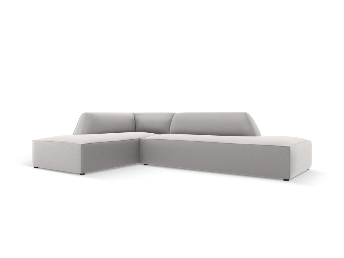 Modulares Ecksofa links Siena in Light Beige mit Kunstleder-ähnlichem Bezug, Récamiere, schwarzen Kunststoffbeinen und schlichter Rückenlehne.