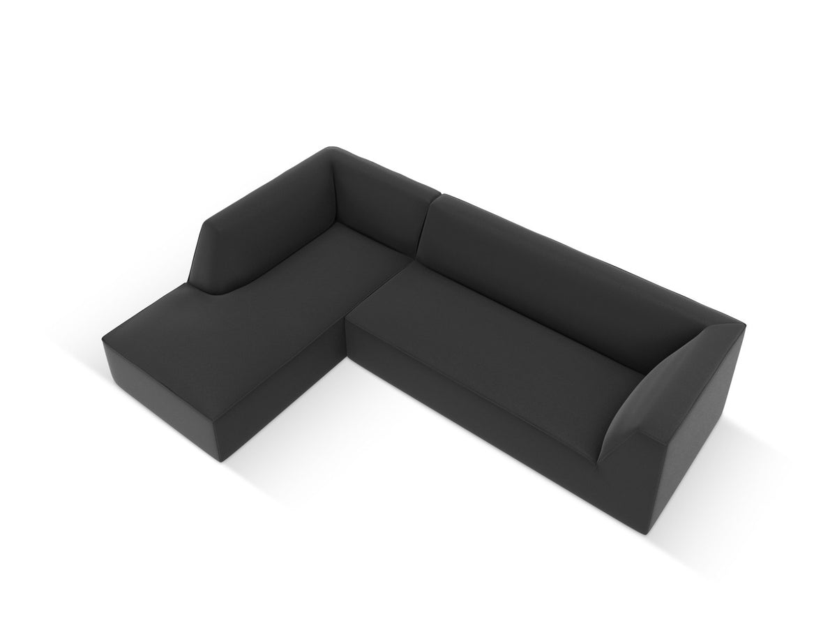 Modulares Ecksofa links Siena in Light Beige mit Kunstleder-ähnlichem Bezug, Récamiere, schwarzen Kunststoffbeinen und schlichter Rückenlehne.