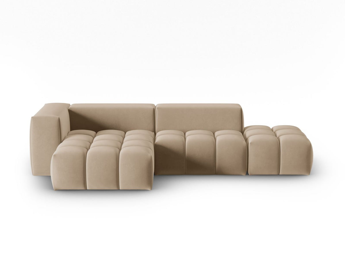 Modulares Ecksofa Verona in Sand-Casino Samt mit Récamiere links, schwarzen Kunststoffbeinen und weicher Velours-Polsterung, 4 Sitzplätze.