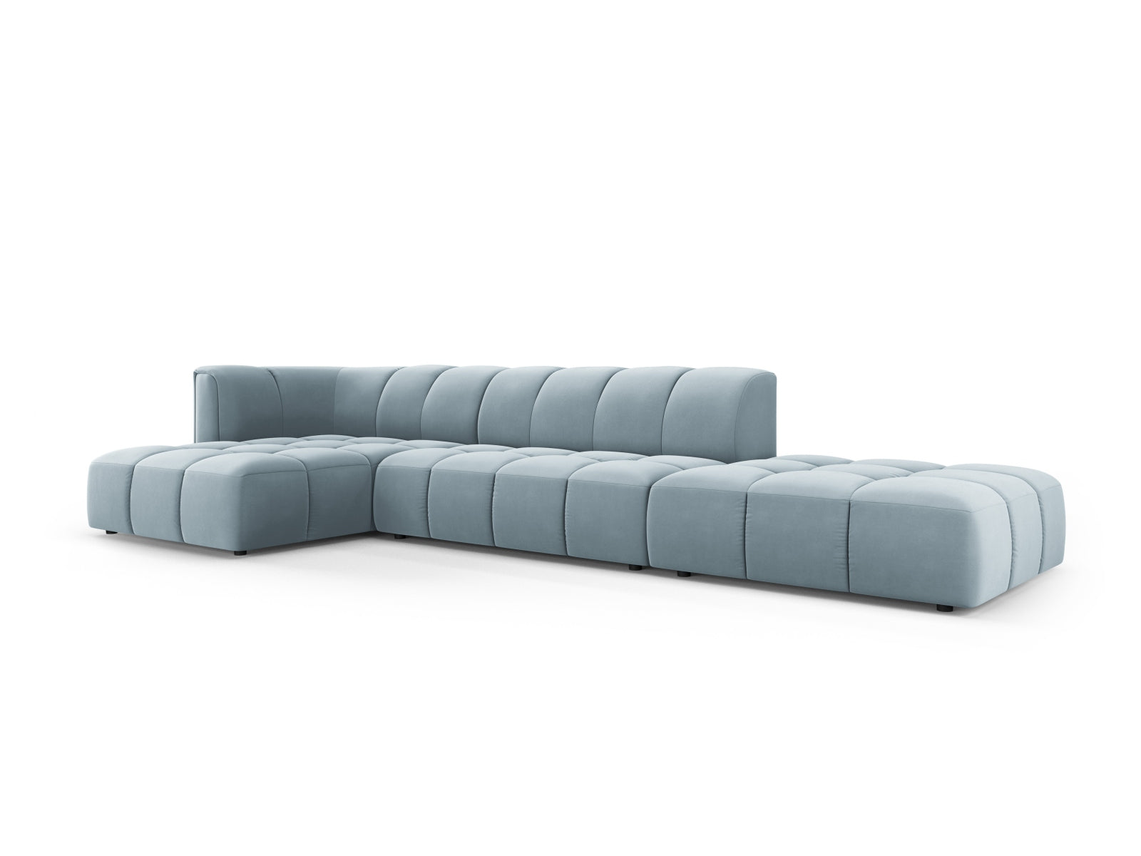 Elegantes 5-Sitzer Ecksofa Moritz in zartem Hellblau, perfekt für stilvolle Wohnräume und entspannte Stunden mit Freunden.