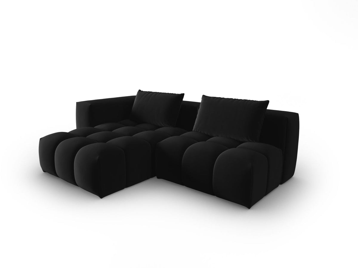 Modulares Ecksofa Verona in Sand-Casino Samt mit Massivholzrahmen, schwarzen Kunststoffbeinen und Récamiere, seitliche Ansicht.