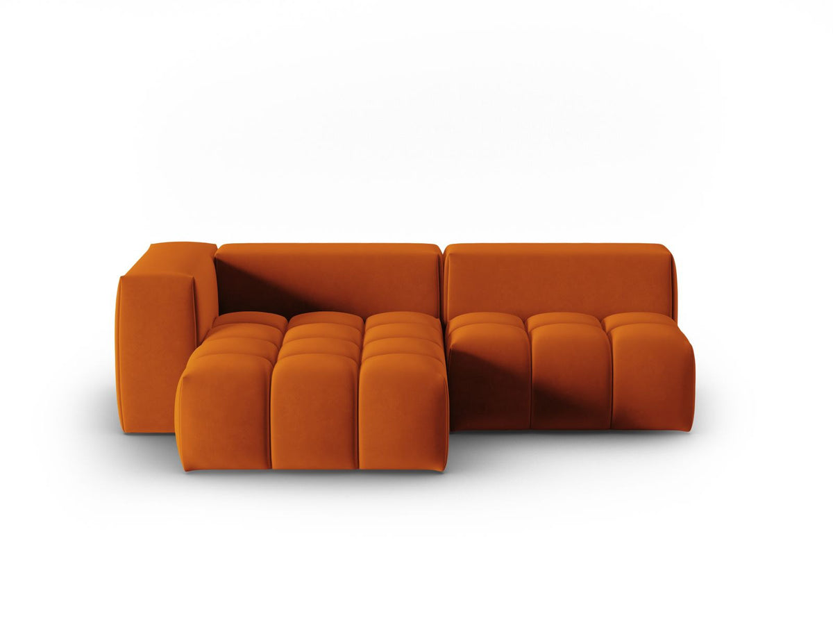 Modulares Ecksofa Verona in Sand-Casino Samt mit Massivholzrahmen, schwarzen Kunststoffbeinen und Récamiere, seitliche Ansicht.