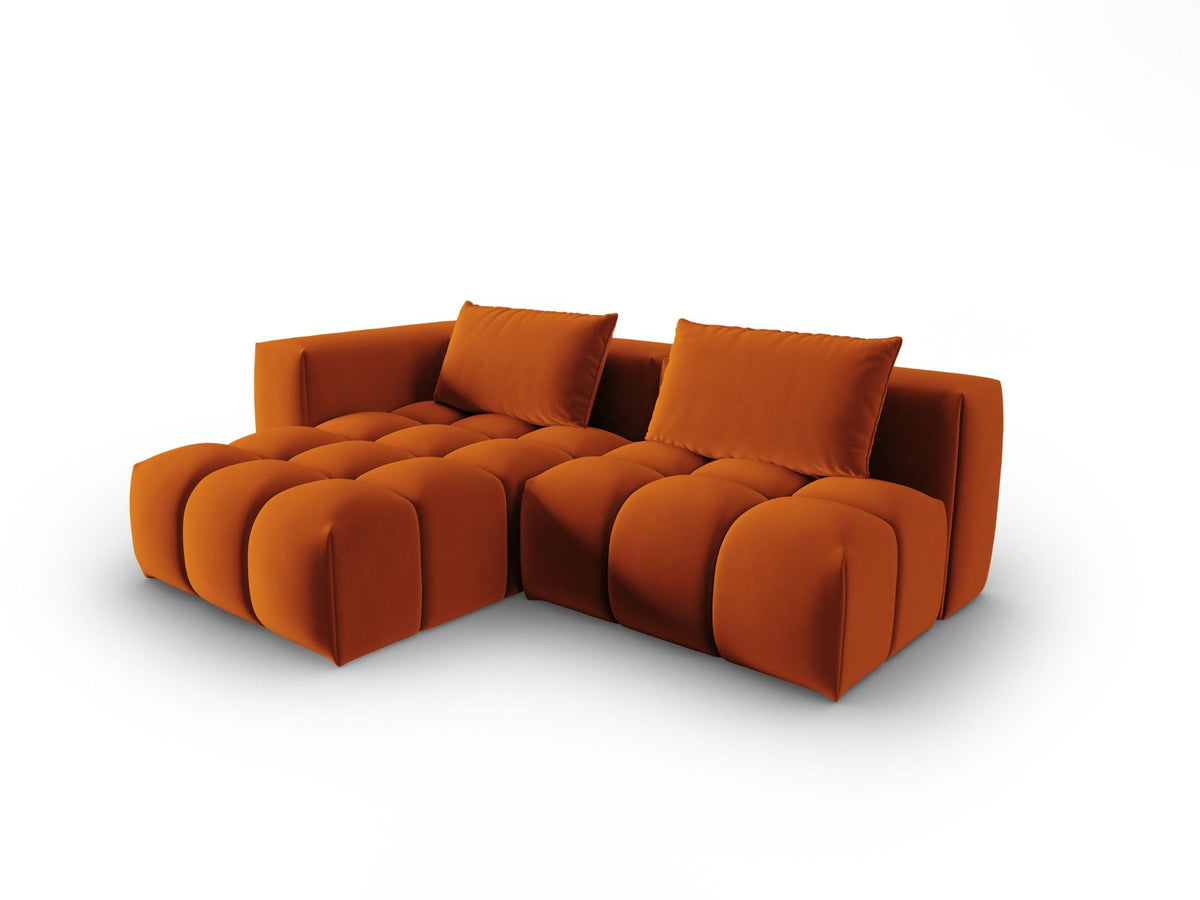Modulares Ecksofa Verona in Sand-Casino Samt mit Massivholzrahmen, schwarzen Kunststoffbeinen und Récamiere, seitliche Ansicht.