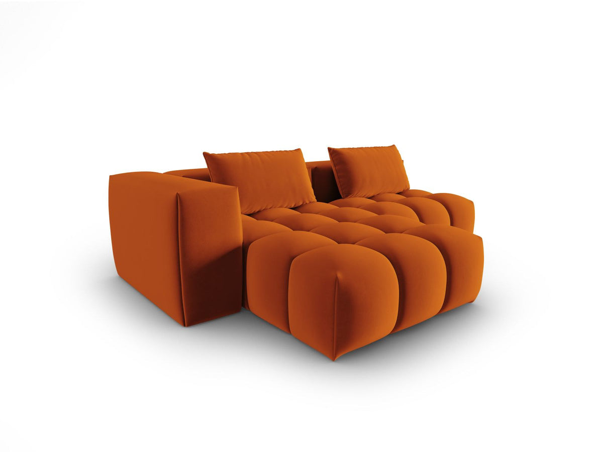 Modulares Ecksofa Verona in Sand-Casino Samt mit Massivholzrahmen, schwarzen Kunststoffbeinen und Récamiere, seitliche Ansicht.