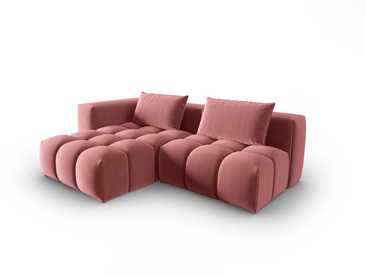 Modulares Ecksofa Verona in Sand-Casino Samt mit Massivholzrahmen, schwarzen Kunststoffbeinen und Récamiere, seitliche Ansicht.