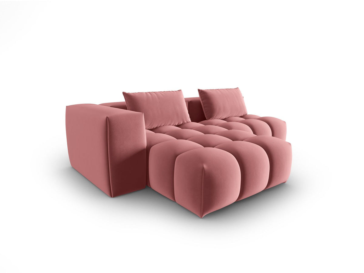 Modulares Ecksofa Verona in Sand-Casino Samt mit Massivholzrahmen, schwarzen Kunststoffbeinen und Récamiere, seitliche Ansicht.