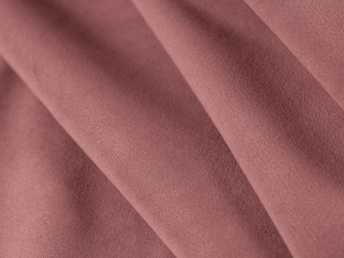 Modulares Ecksofa Verona in Sand-Casino Samt mit Massivholzrahmen, schwarzen Kunststoffbeinen und Récamiere, seitliche Ansicht.