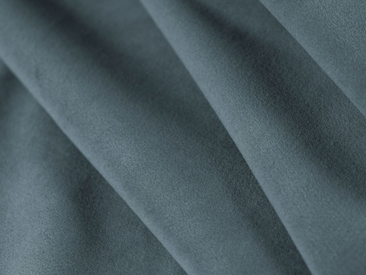Modulares Ecksofa Verona in Sand-Casino Samt mit Massivholzrahmen, schwarzen Kunststoffbeinen und Récamiere, seitliche Ansicht.