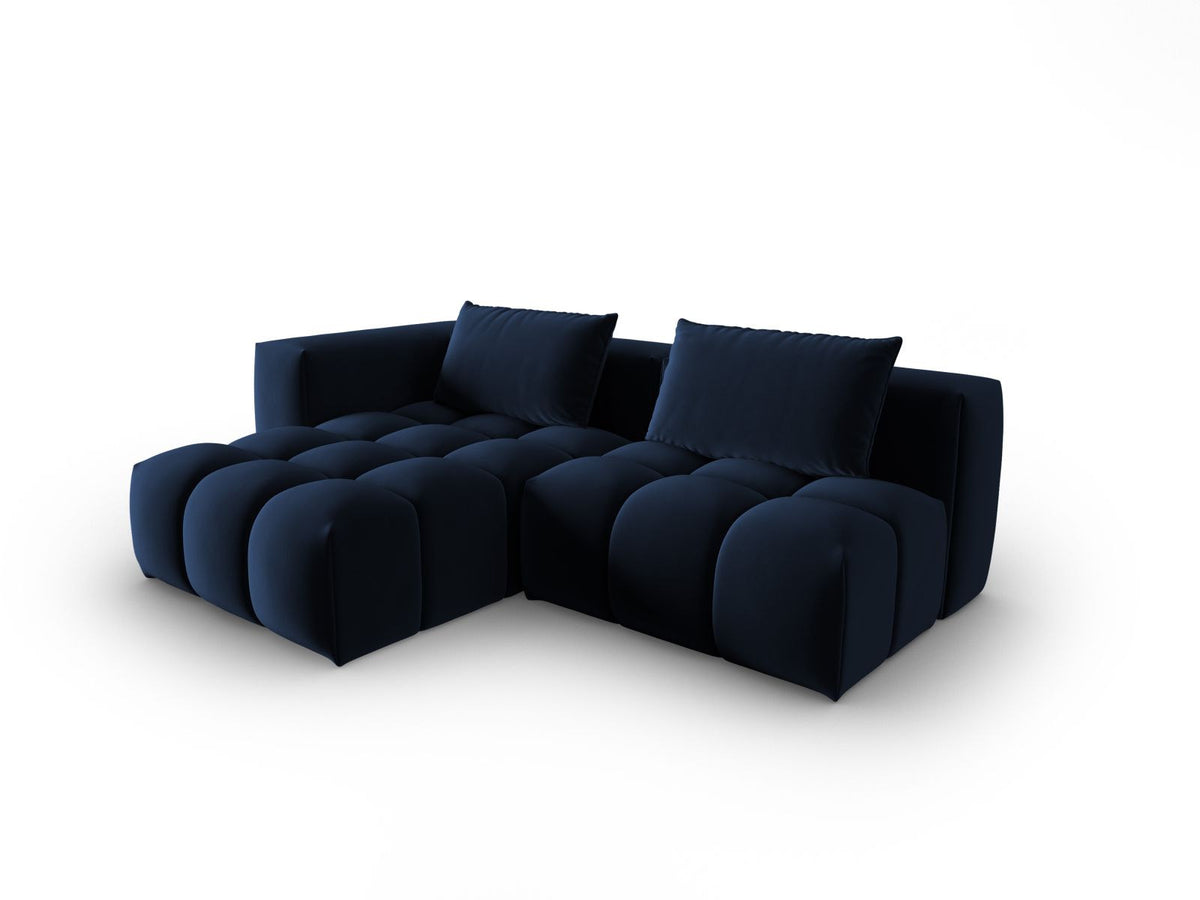 Modulares Ecksofa Verona in Sand-Casino Samt mit Massivholzrahmen, schwarzen Kunststoffbeinen und Récamiere, seitliche Ansicht.