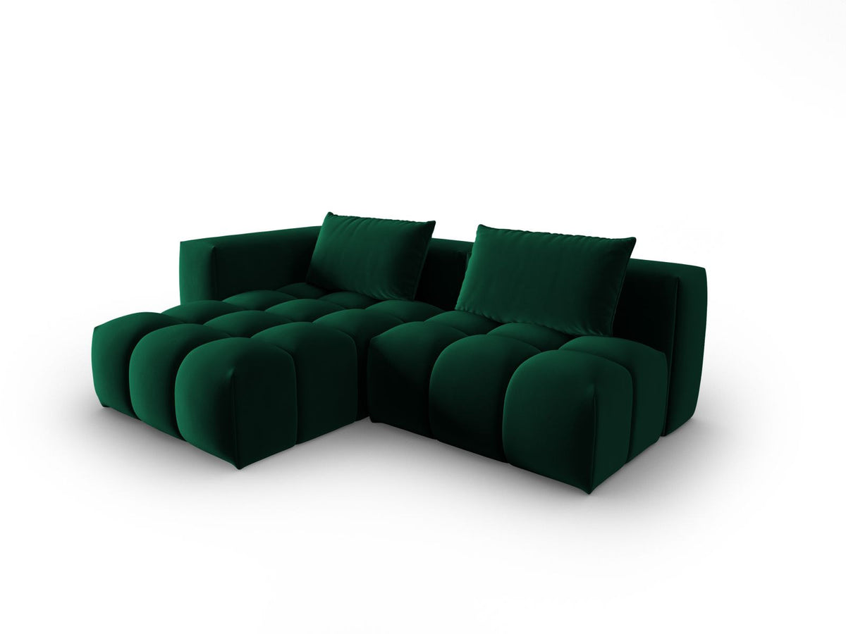 Modulares Ecksofa Verona in Sand-Casino Samt mit Massivholzrahmen, schwarzen Kunststoffbeinen und Récamiere, seitliche Ansicht.