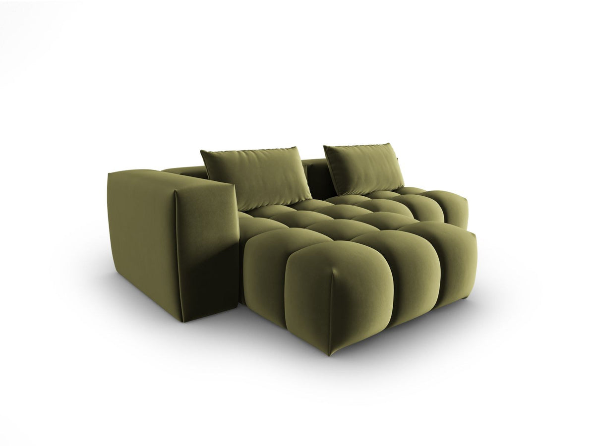 Modulares Ecksofa Verona in Sand-Casino Samt mit Massivholzrahmen, schwarzen Kunststoffbeinen und Récamiere, seitliche Ansicht.