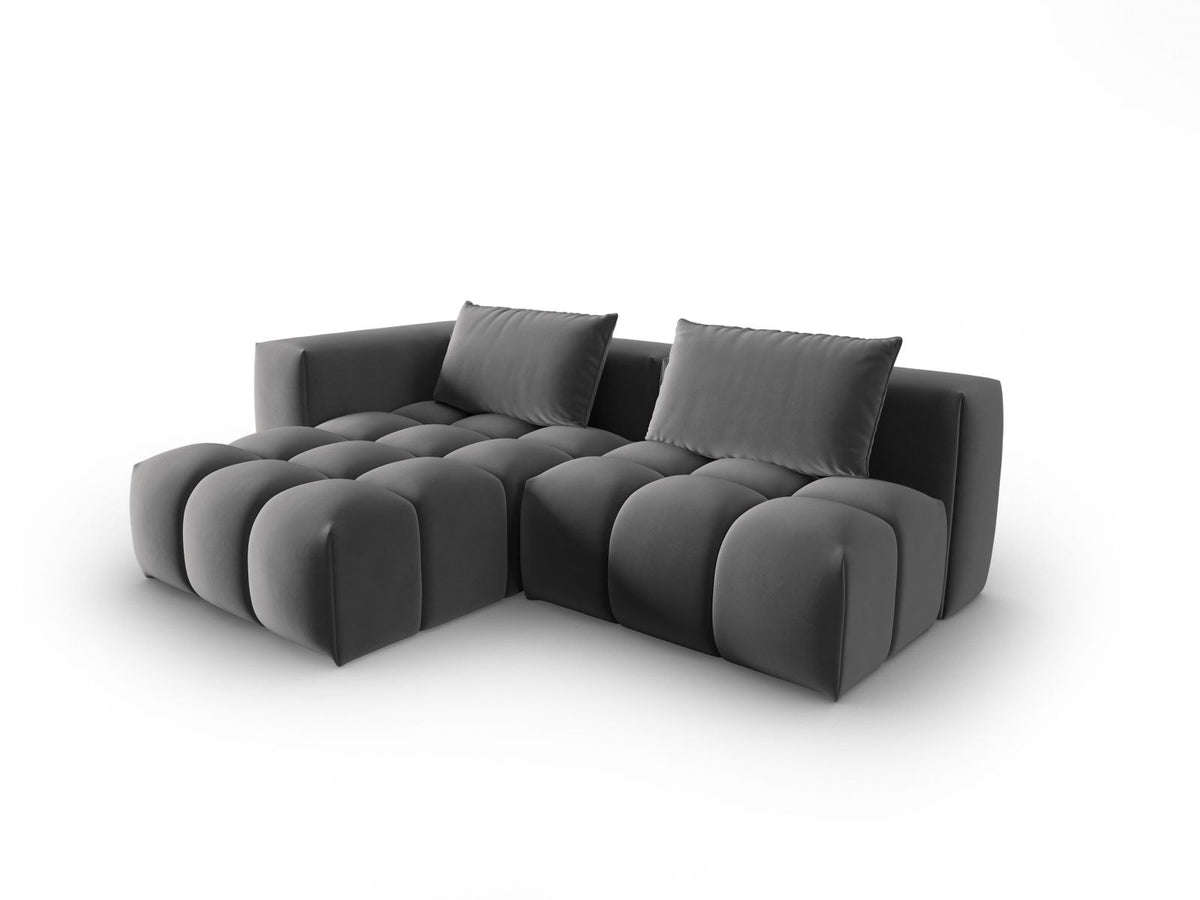 Modulares Ecksofa Verona in Sand-Casino Samt mit Massivholzrahmen, schwarzen Kunststoffbeinen und Récamiere, seitliche Ansicht.