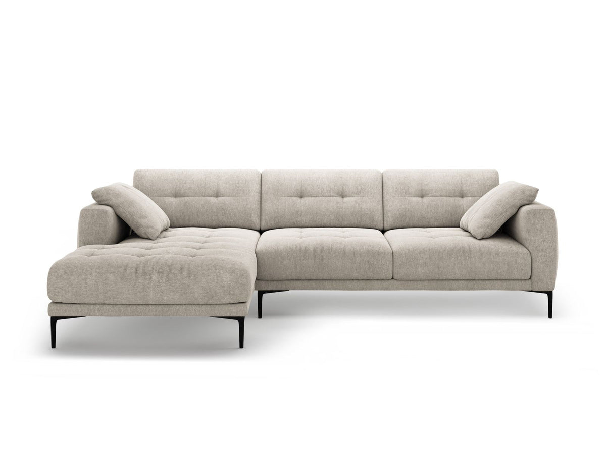 Beiges Ecksofa Lazio mit Récamiere links, Strukturstoff Sorella, schwarze Metallbeine, Massivholzrahmen, moderne Wohnzimmercouch.