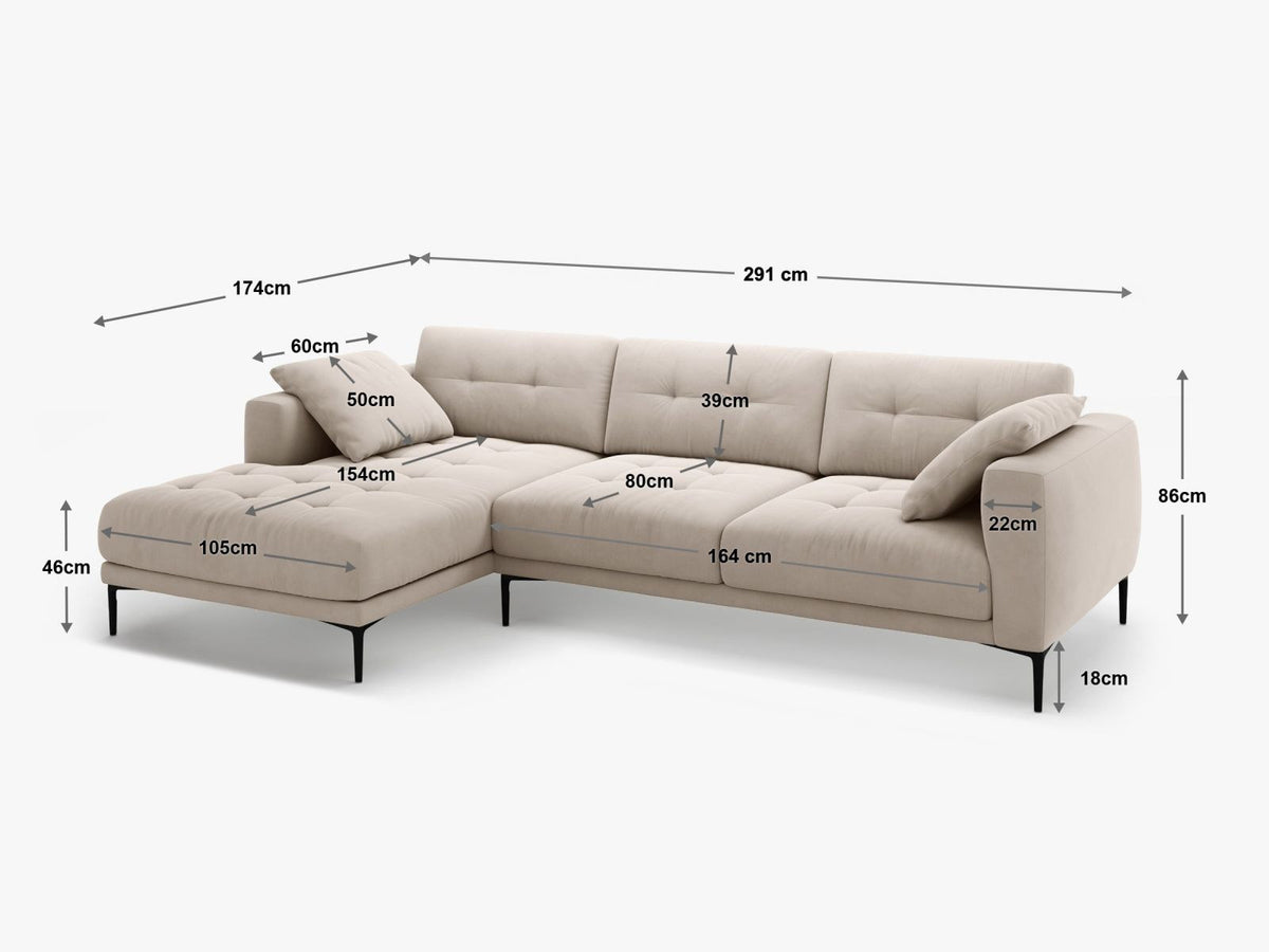 Beiges Ecksofa Lazio mit Récamiere links, Strukturstoff Sorella, schwarze Metallbeine, Massivholzrahmen, moderne Wohnzimmercouch.