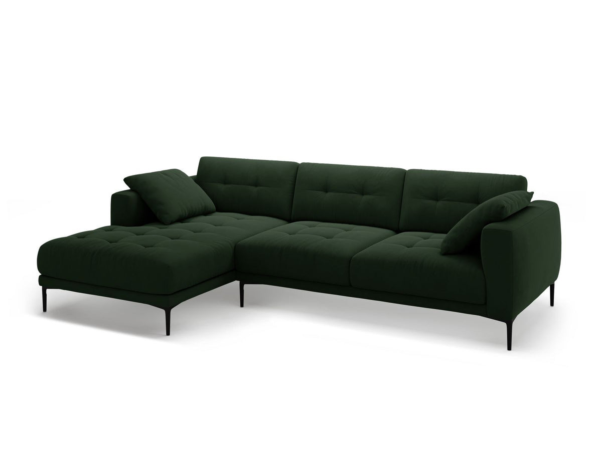 Ecksofa links Lazio mit beigem Samtstoff-Bezug, Massivholzrahmen und schwarzen Metallbeinen, Récamiere und niedriger Rückenlehne.