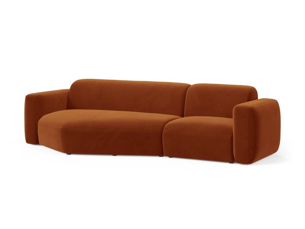 Elegantes Strino Velour Ecksofa links in warmem Terracotta, ideal für stilvolle Wohnräume. Modular und bequem, perfekt für entspannte Abende.