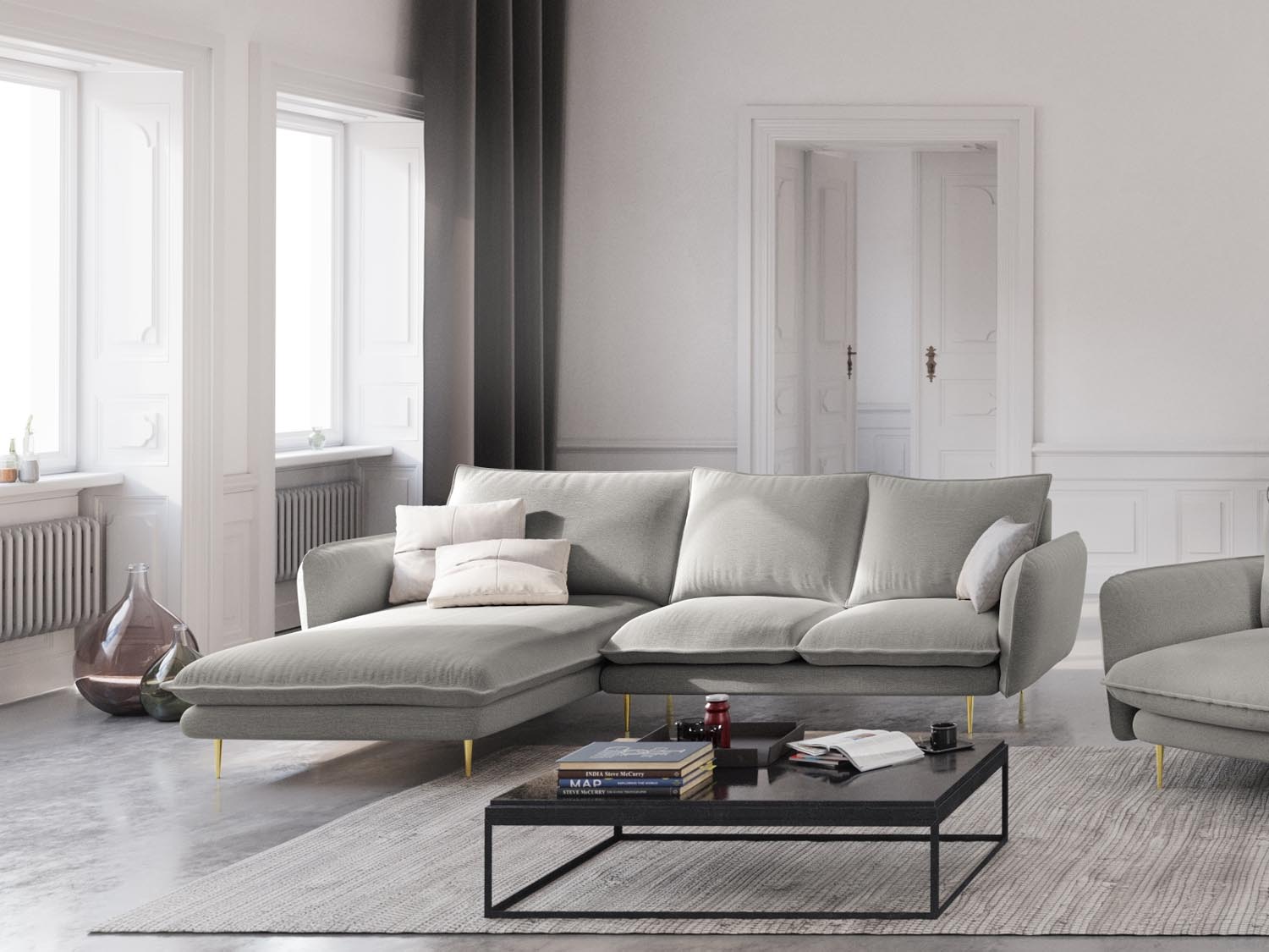 Elegantes Vienna Ecksofa links, 5 Sitzer, 170cm, in sanftem Hellgrau mit goldenen Akzenten, ideal für stilvolle Wohnräume.