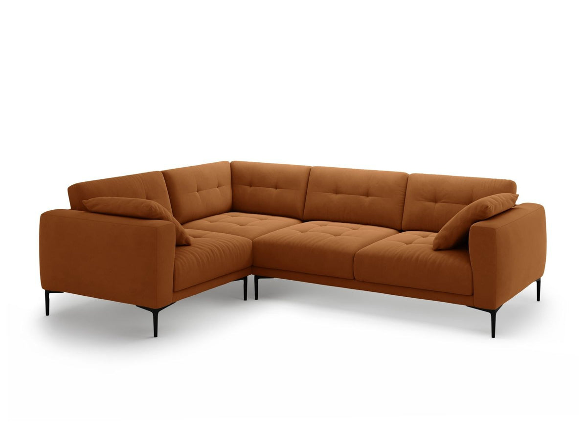 Ecksofa links Lazio in Beige-Salvador mit Samtvelours-Bezug, Massivholzrahmen und schwarzen Metallbeinen, Récamiere und breiter Sitzfläche.