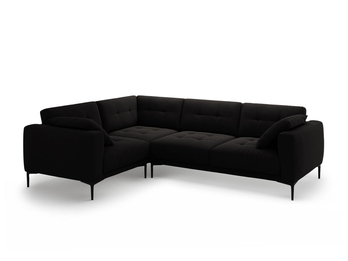 Ecksofa links Lazio in Beige-Salvador mit Samtvelours-Bezug, Massivholzrahmen und schwarzen Metallbeinen, Récamiere und breiter Sitzfläche.