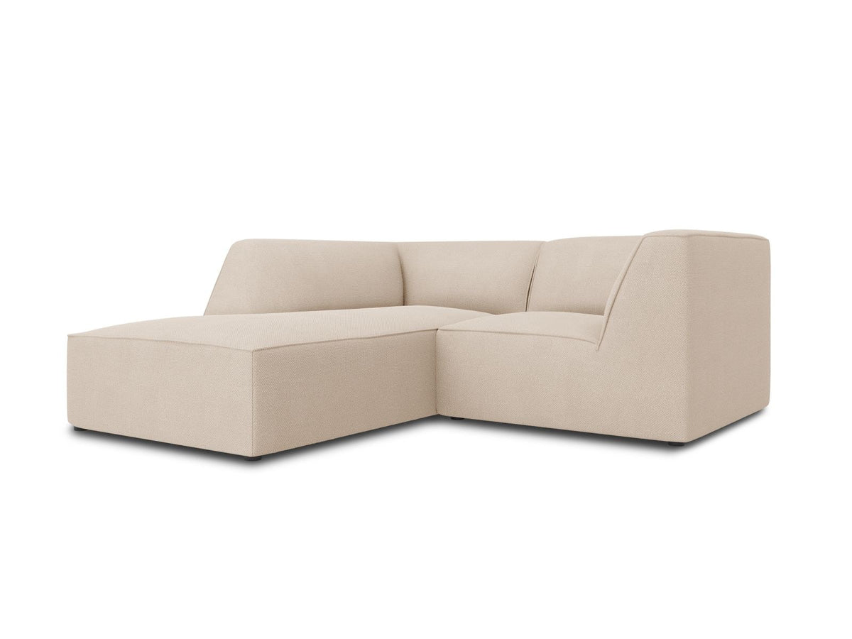 Modulares Ecksofa Siena mit gelbem Ottawa-Stoffbezug, schwarzen Kunststoffbeinen und Récamiere, Ansicht von vorne im Wohnraum.
