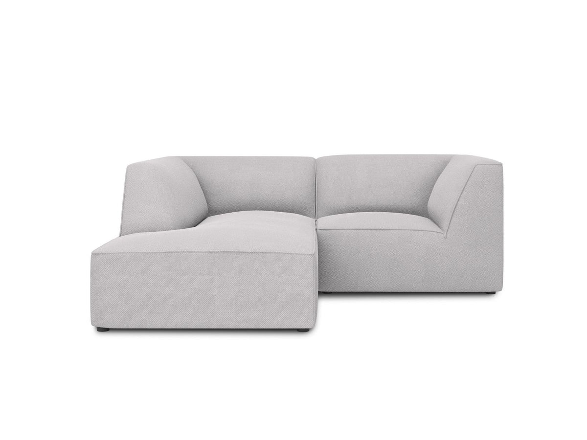 Modulares Ecksofa Siena mit gelbem Ottawa-Stoffbezug, schwarzen Kunststoffbeinen und Récamiere, Ansicht von vorne im Wohnraum.